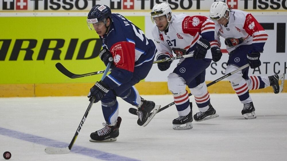 Jaroslav Vlach stíhaný Lakers z Växjo (semifinále 2017/18), foto: www.hcbilitygri.cz